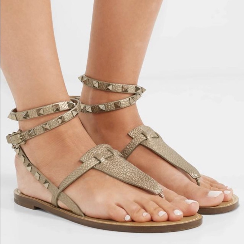 VALENTINO GARAVANI
ROCKSTUD DOUBLE FLAT SANDALS!!